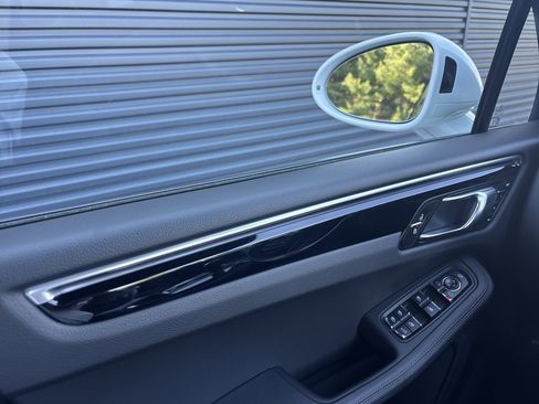 Certified 2025 Porsche Macan AWD/4WD image 30