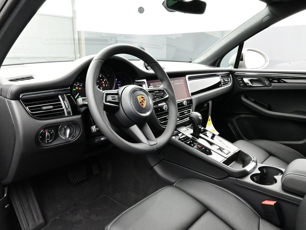 Certified 2026 Porsche Macan AWD/4WD image 4