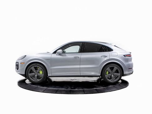 Certified 2025 Porsche Cayenne Turbo image 2
