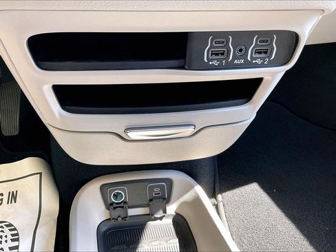 Used 2021 Chrysler Pacifica Touring w/ Cold Weather Group FWD image 32