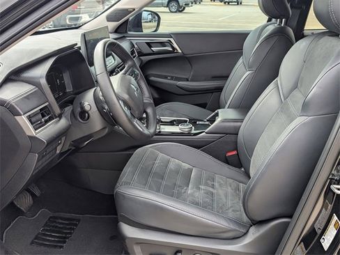 Used 2025 Mitsubishi Outlander SE image 12