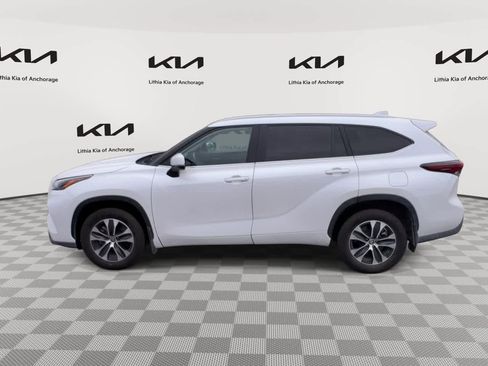 Used 2024 Toyota Highlander XLE image 5