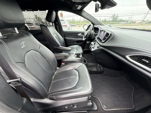 Used 2021 Chrysler Pacifica Touring-L w/ Uconnect Theater Family Group AWD/4WD image 26