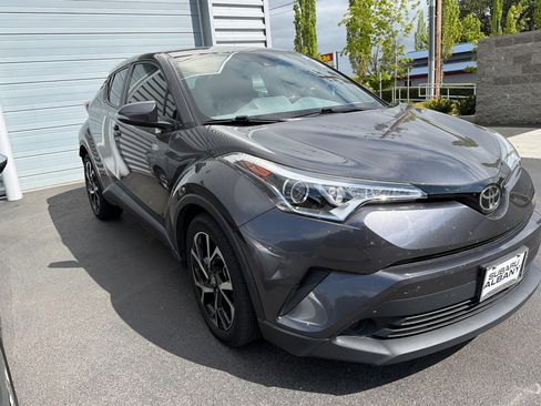Used 2019 Toyota C-HR XLE FWD image 2