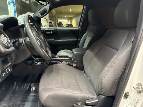 Used 2017 Toyota Tacoma TRD Off-Road w/ Tow Package (A/T) image 10