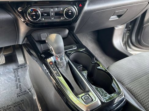 Used 2025 Chevrolet Trax LT w/ LT Convenience Package FWD image 40