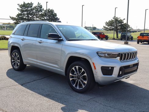 New 2025 Jeep Grand Cherokee Overland w/ Luxury Tech Group IV image 4