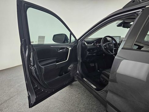 Used 2022 Toyota RAV4 XLE Premium image 19