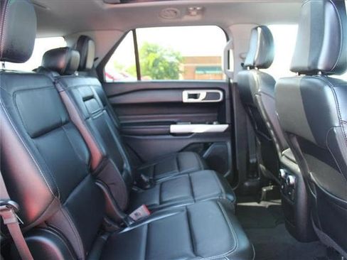 Used 2021 Ford Explorer XLT image 31