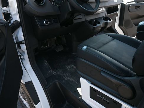 Used 2025 Mercedes-Benz Sprinter 2500 image 7