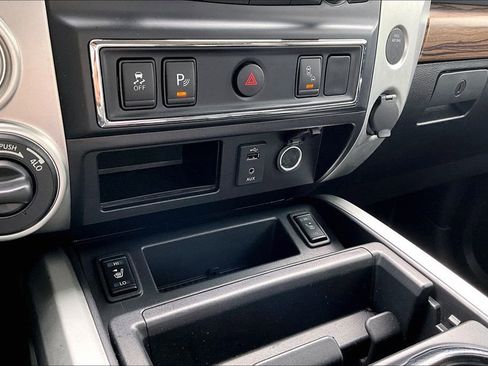 Used 2018 Nissan Titan SL AWD/4WD image 17