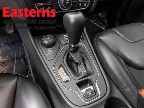 Used 2021 Jeep Cherokee Latitude Plus AWD/4WD image 12