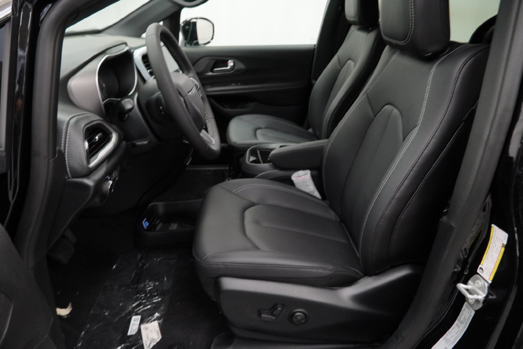 New 2027 Chrysler Pacifica Select FWD image 15