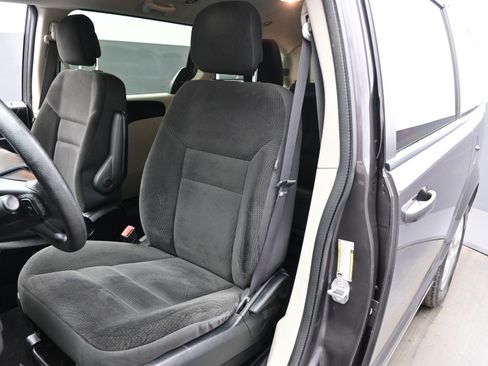 Used 2018 Dodge Grand Caravan SE w/ UConnect Hands-Free Group image 11