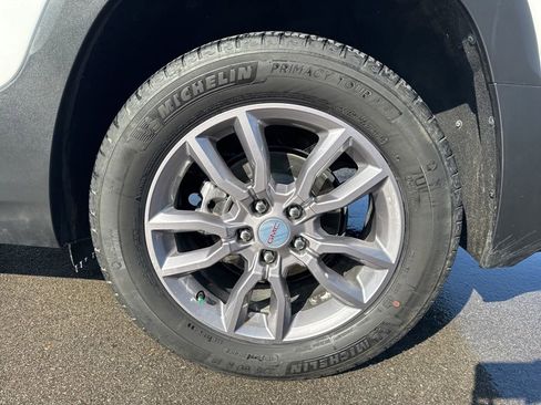 Used 2024 GMC Terrain SLT image 28