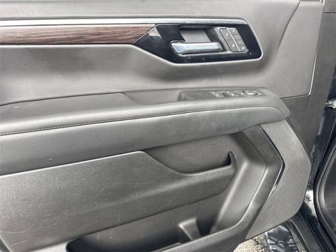 Used 2025 Chevrolet Suburban Z71 image 20