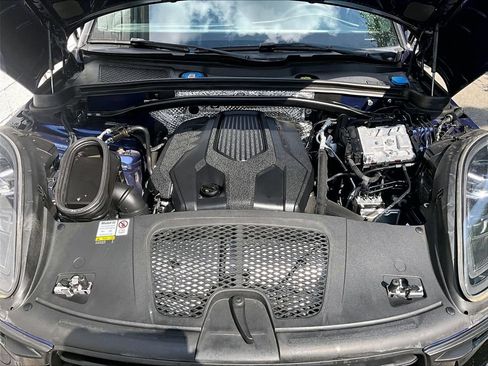 Certified 2023 Porsche Macan AWD/4WD image 15