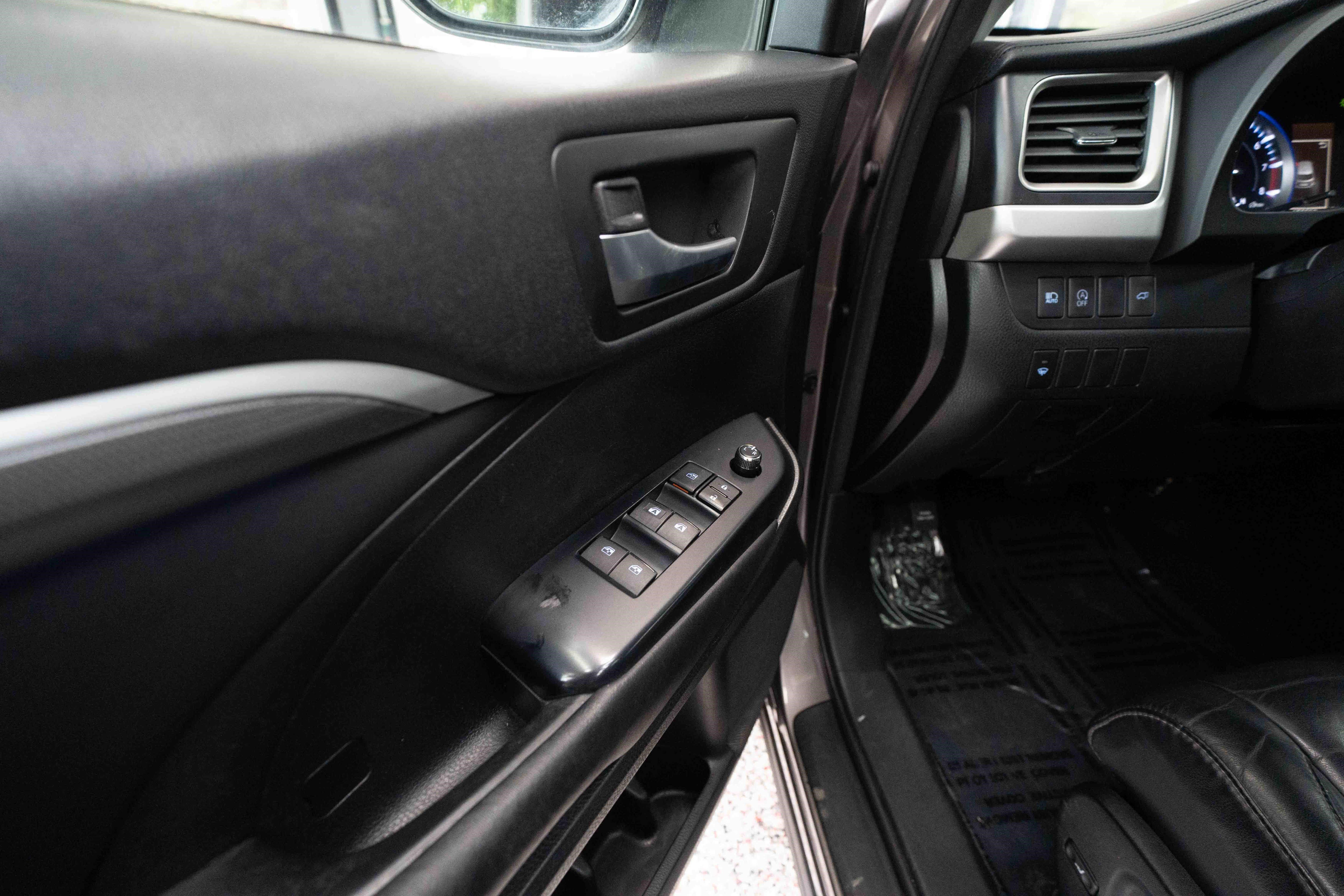 Used 2017 Toyota Highlander SE AWD/4WD image 7