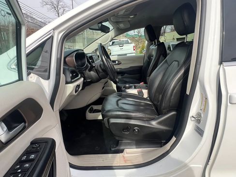 Used 2017 Chrysler Pacifica Touring-L image 27