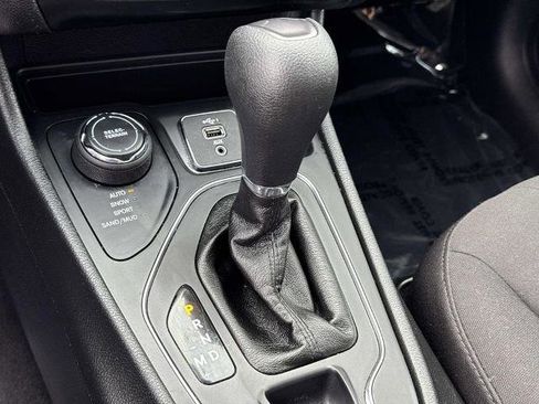 Used 2019 Jeep Cherokee Latitude w/ Popular Appearance Group image 16