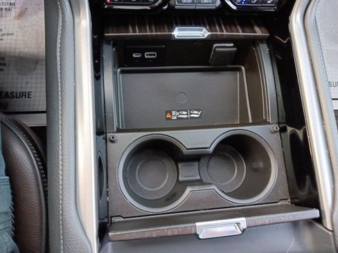 Used 2022 GMC Yukon Denali w/ Denali Premium Package image 18