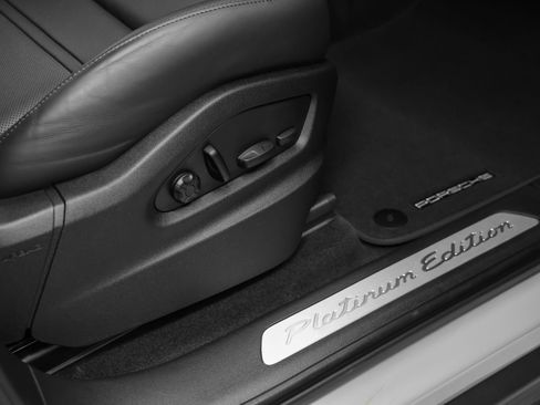 Certified 2023 Porsche Cayenne Platinum Edition AWD/4WD image 19