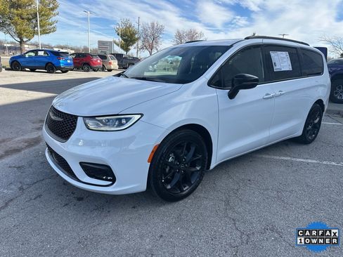 Used 2025 Chrysler Pacifica Limited image 13