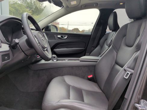 Used 2025 Volvo XC60 B5 Plus image 17