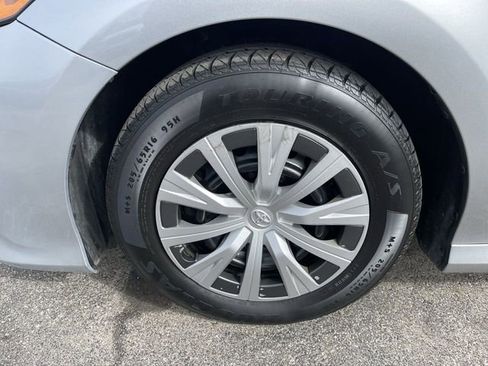 Used 2019 Toyota Camry LE image 10