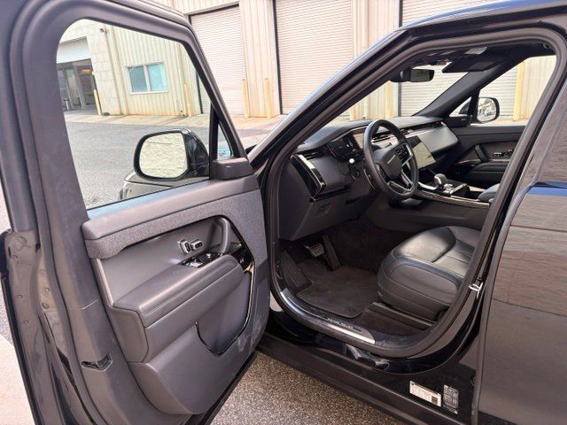 Used 2025 Land Rover Range Rover Sport SE AWD/4WD image 7
