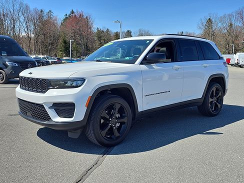 Used 2024 Jeep Grand Cherokee Altitude image 3
