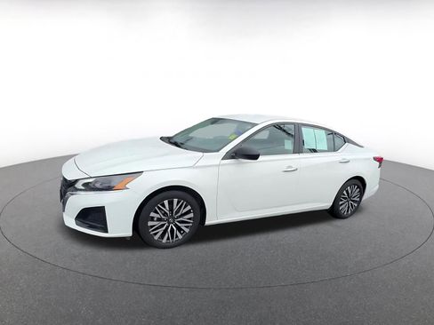 Used 2025 Nissan Altima 2.5 SV FWD image 8