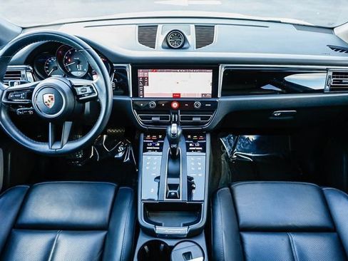 Used 2023 Porsche Macan image 10