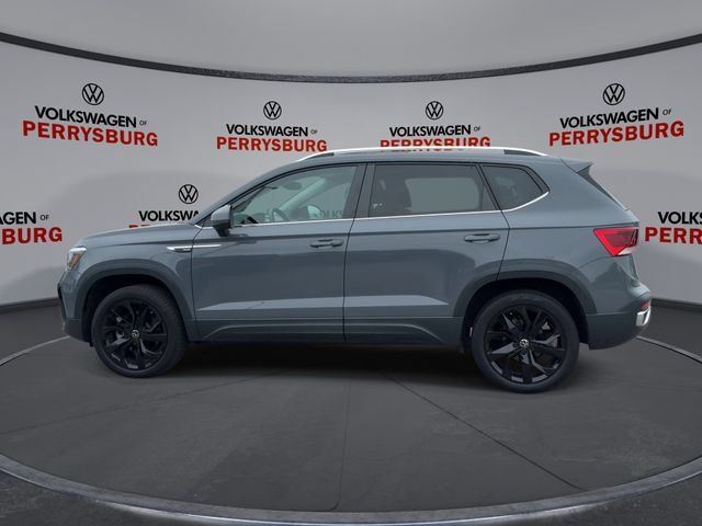 Used 2023 Volkswagen Taos SE w/ Panoramic Sunroof Package FWD image 5