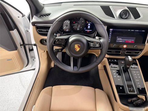 Certified 2026 Porsche Macan AWD/4WD image 18