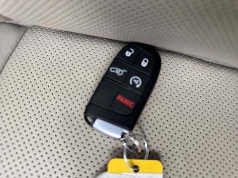 Used 2017 Jeep Grand Cherokee Overland w/ Jeep Active Safety Group image 19