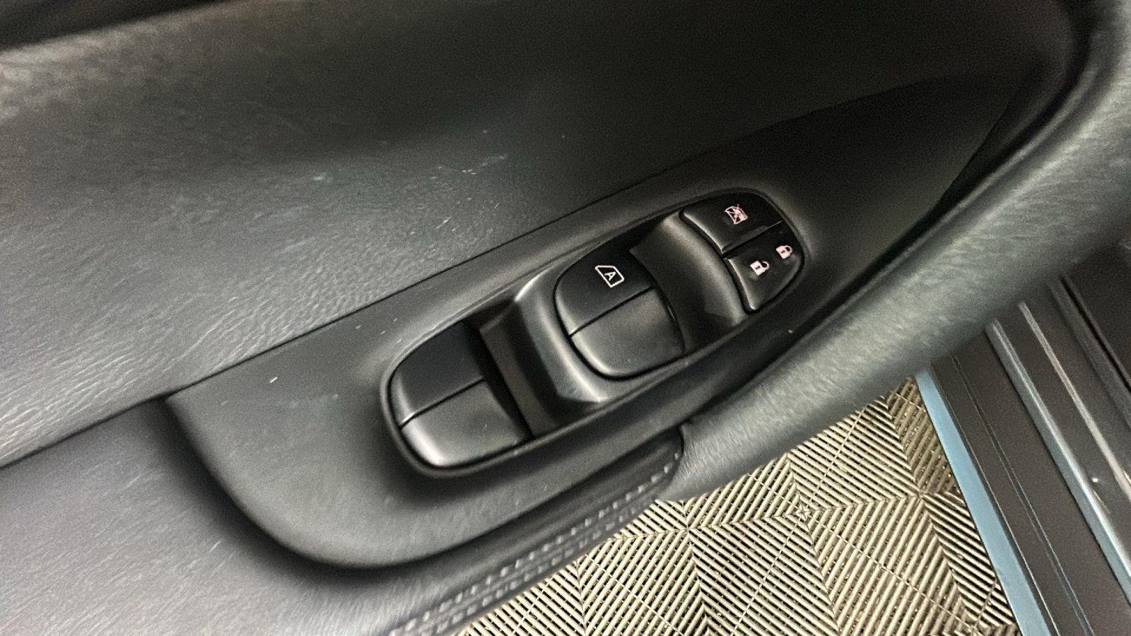 Used 2020 Nissan Rogue S FWD image 12