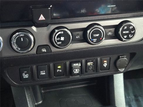 Used 2018 Toyota Tacoma TRD Sport w/ Technology Package image 26