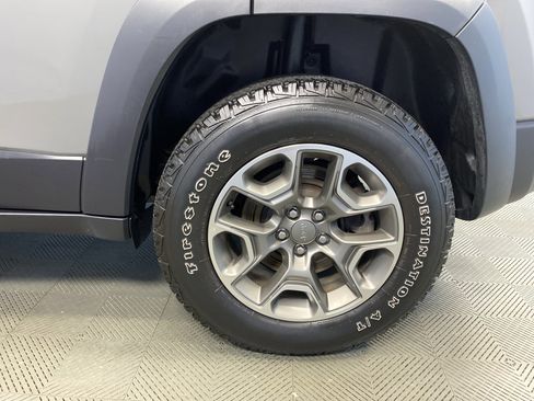 Used 2022 Jeep Cherokee Trailhawk image 30