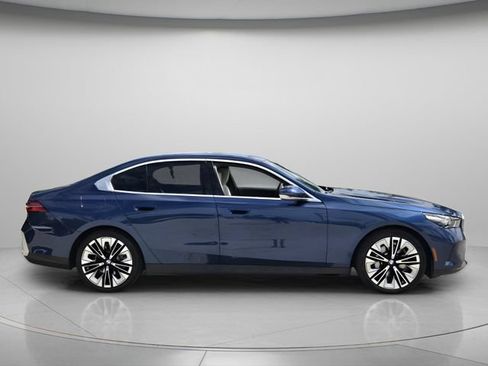 Used 2024 BMW 530i w/ Convenience Package RWD image 5