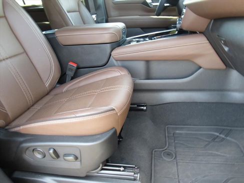 Used 2025 Chevrolet Suburban High Country AWD/4WD image 11