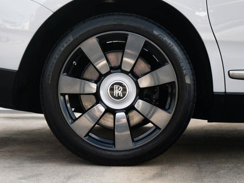 Used 2024 Rolls-Royce Cullinan AWD/4WD image 36