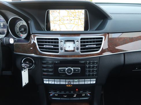 Used 2015 Mercedes-Benz E 400 4MATIC Sedan image 16