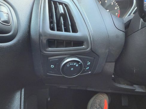 Used 2015 Ford Focus SE image 31