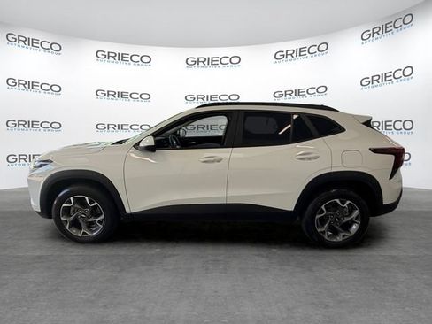 Used 2024 Chevrolet Trax LT w/ LT Convenience Package FWD image 4