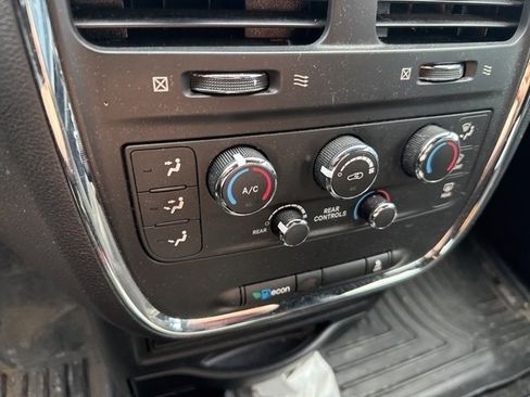 Used 2019 Dodge Grand Caravan SE image 17