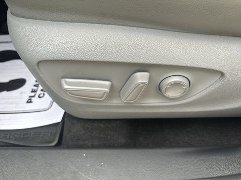 Used 2023 Toyota Highlander XLE FWD image 12