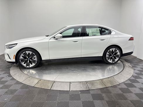 New 2026 BMW i5 eDrive40 AWD/4WD image 16