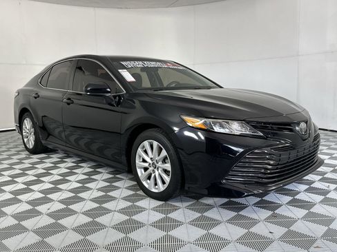 Used 2019 Toyota Camry LE FWD image 2