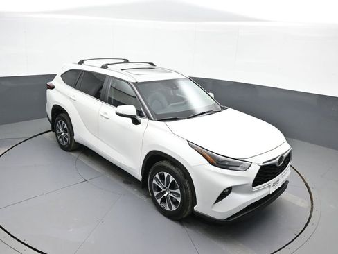Certified 2024 Toyota Highlander XLE image 38